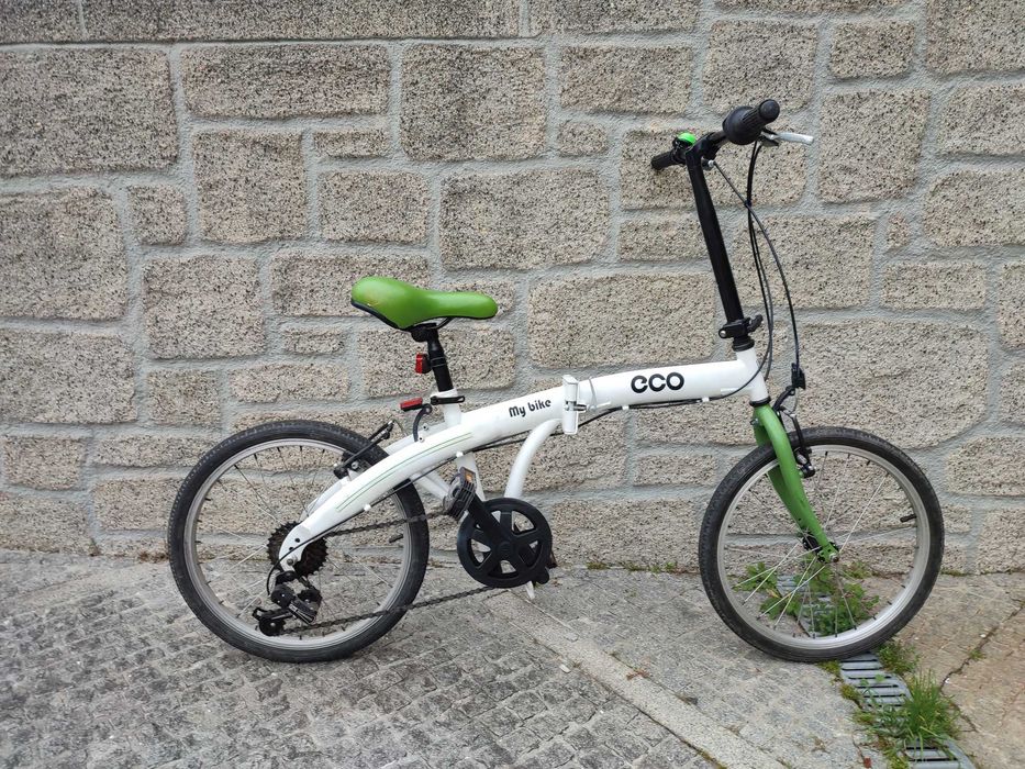 Bicicleta dobrável branca com mudanças Shimano