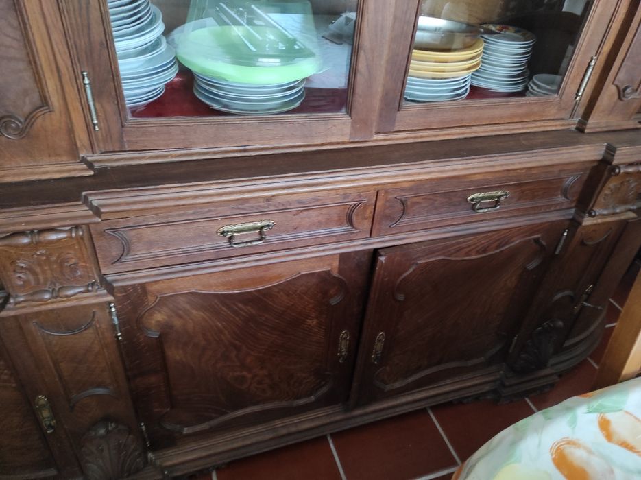 Vendo louceiro em madeira para sala vintage
