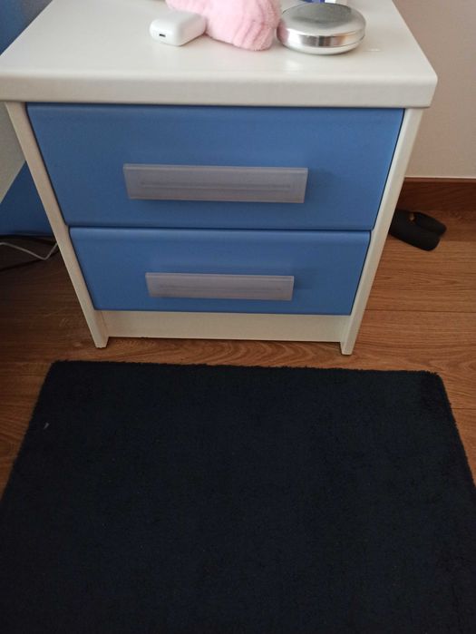 2 camas (corpo e meio) com mesa de cabeceira
