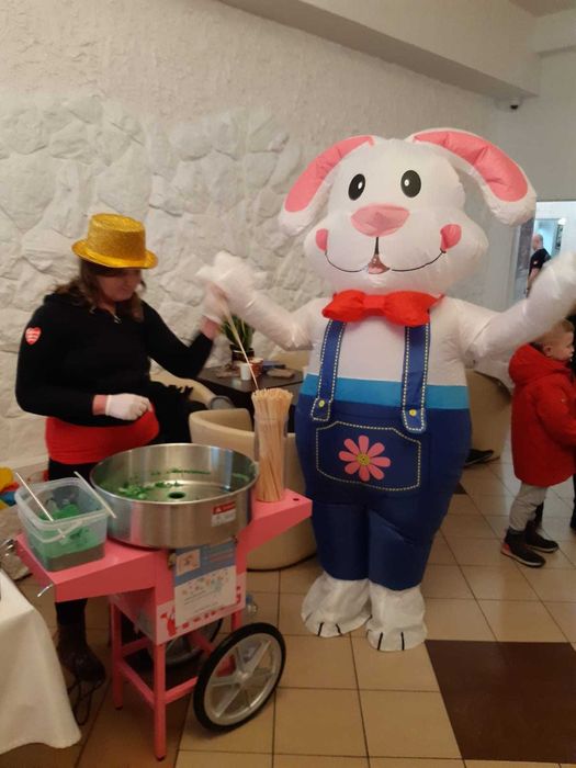 Stanowisko z watą cukrową i popcornem kolorowa smakowa wata