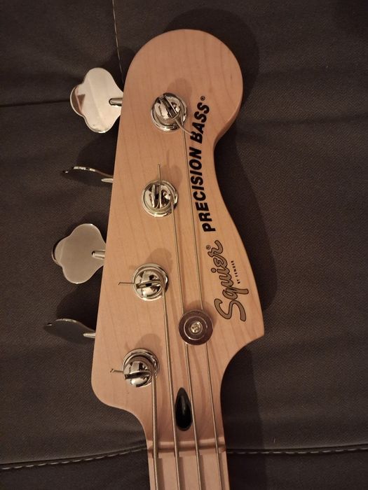 Gitara basowa Squier Precision Bass