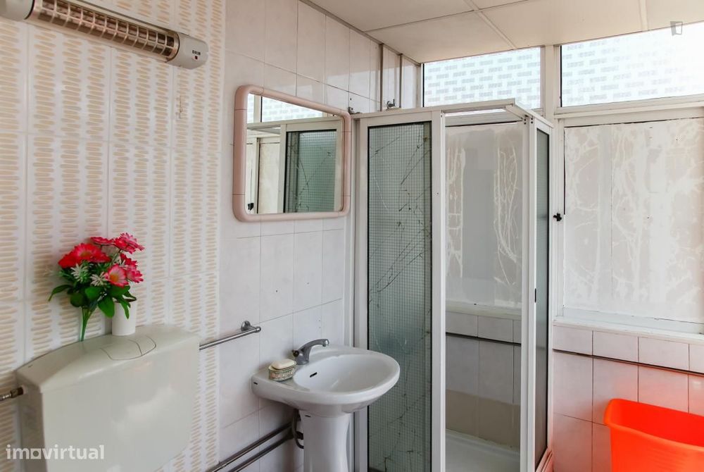 Quarto - localizado em Montes Claros Coimbra