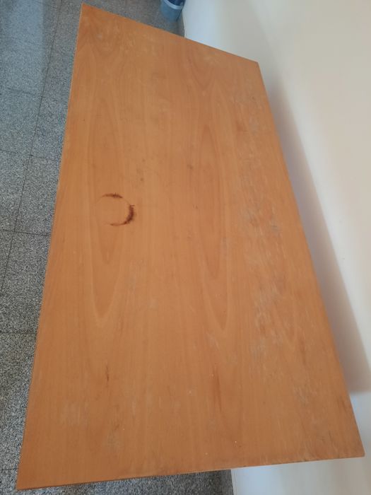 Comoda com 4 gavetas e mesa de madeira