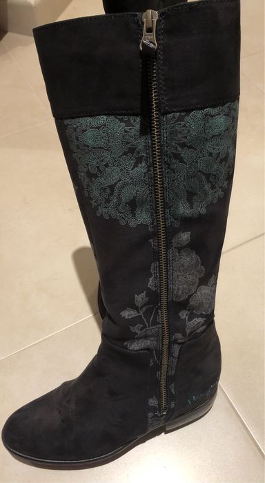 Botas Desigual- camurça castanha com apontamentos florais