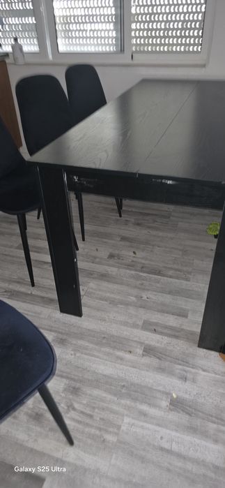 Mesa e cadeiras completamente nova