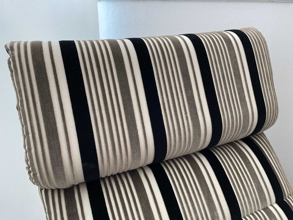 Chaise Longue Ajustável em Veludo Listrado e Estrutura Cromada