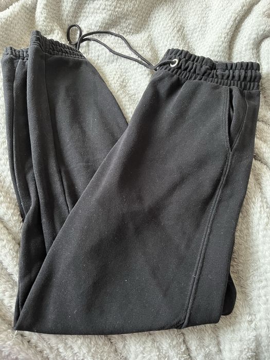 czarne dresowe spodnie bershka