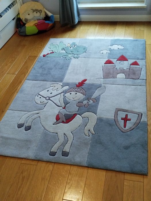 Dywan dziecięcy gruby szary, rycerz 140 x 190. Stan bardzo dobry