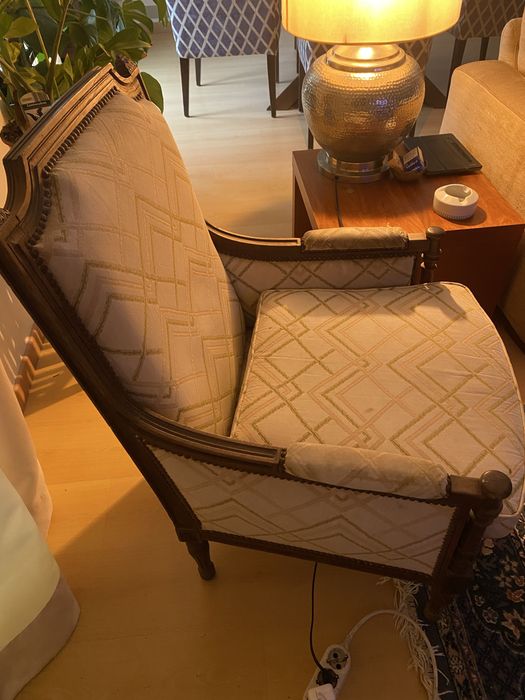 Cadeirão antigo confortavel a precisar de estofo novo op