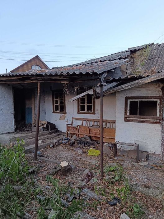 Продаються недорого два  будиночки на одній ділянці.