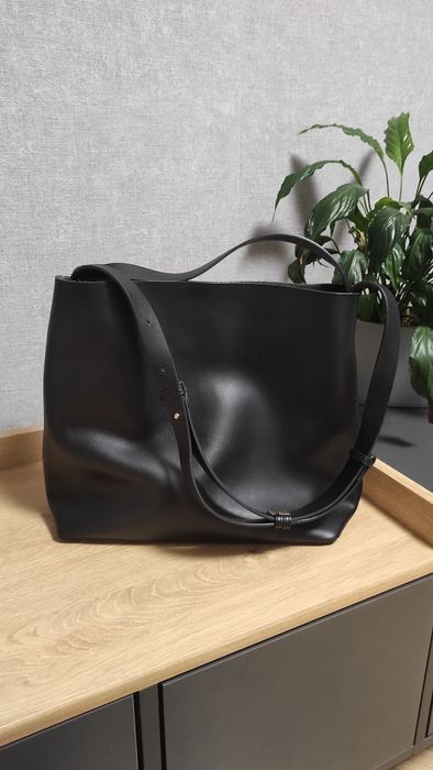 Чорна шкіряна сумка