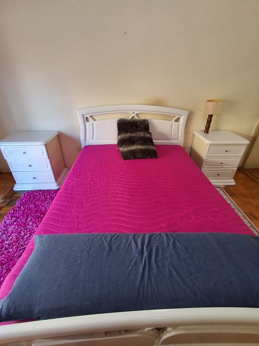 Tem sala de jantar, televisão, cozinha e casa de banho partilhada com água quente. Todas as despesas estão incluídas na renda.