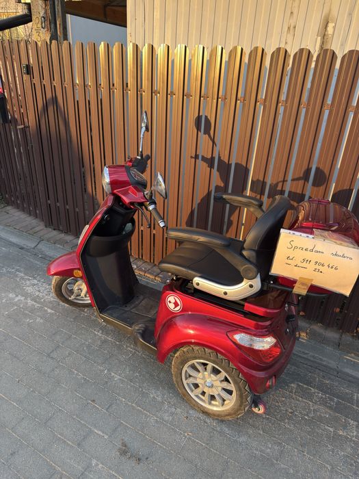 Skuter elektryczny trojkolowy