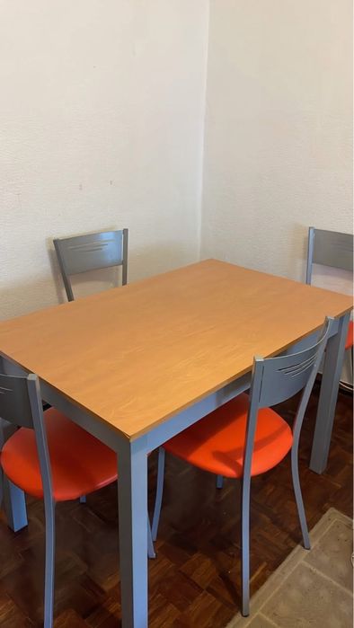 DESCIDA DE PREÇOOOOO- Mesa com 4 cadeiras