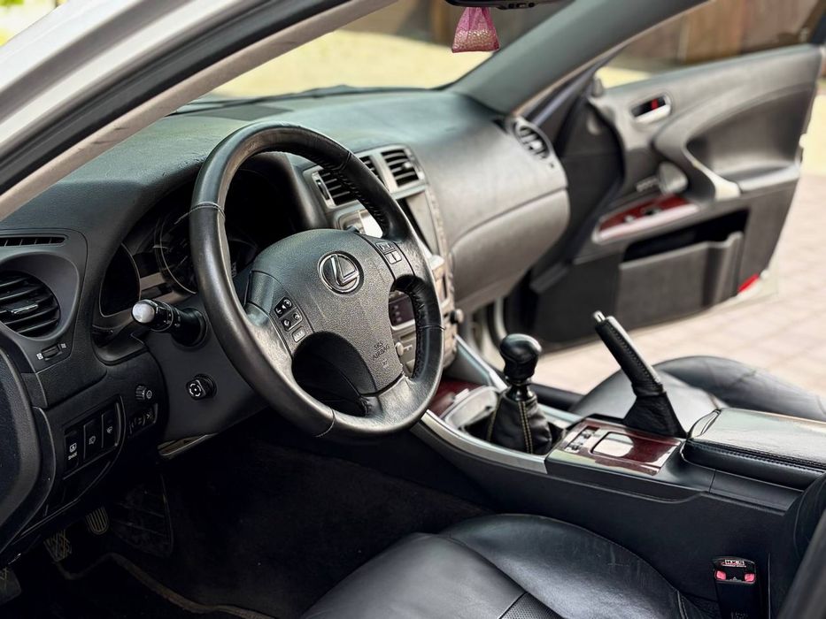 Продам Lexus IS220d