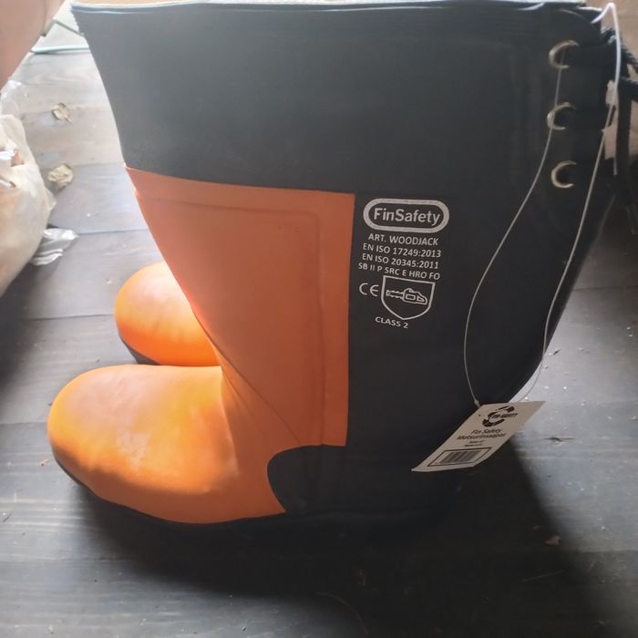 Гумові чоботи 47 розміру.