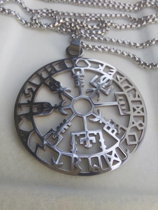 Duży, długi wisior z Runami