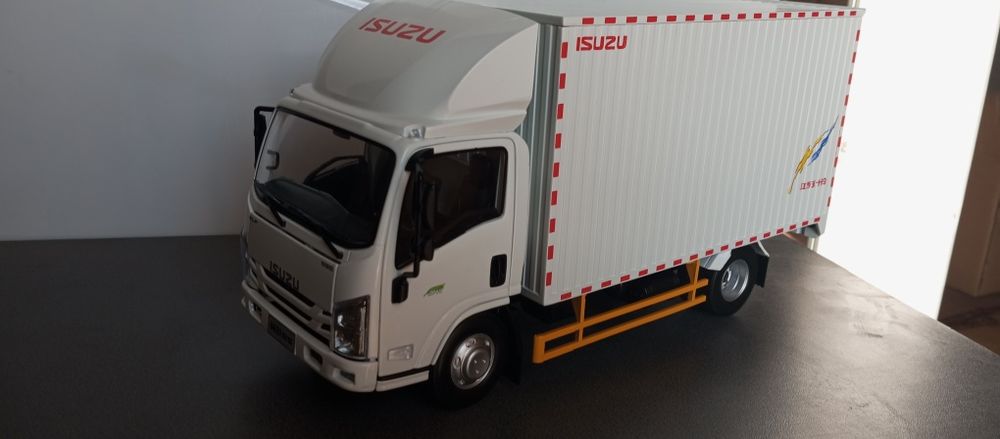 1:18 модель вантажівка Isuzu ,  Mazda cx-7 , Suzuki