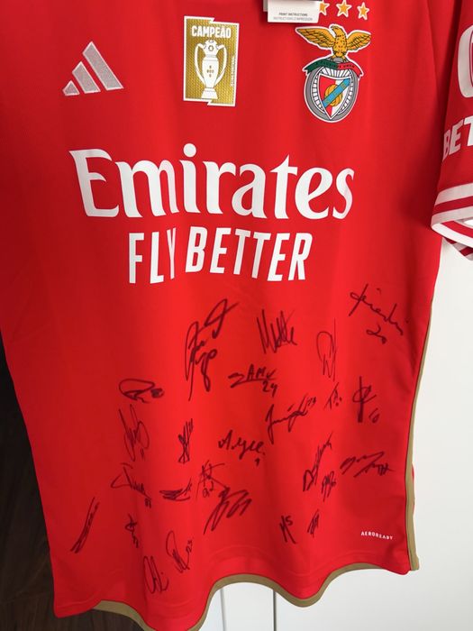 Camisola oficial do SL Benfica da época 23/24 autografada