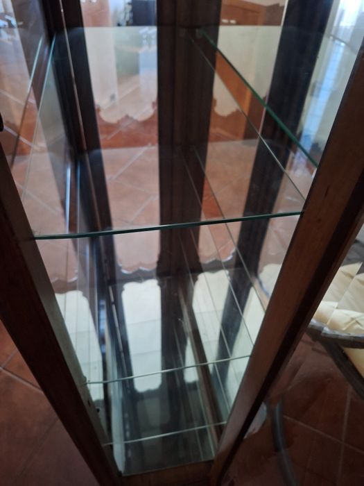 Vitrine em madeira maciça
