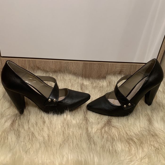 Sapatos pretos de pele e salto alto