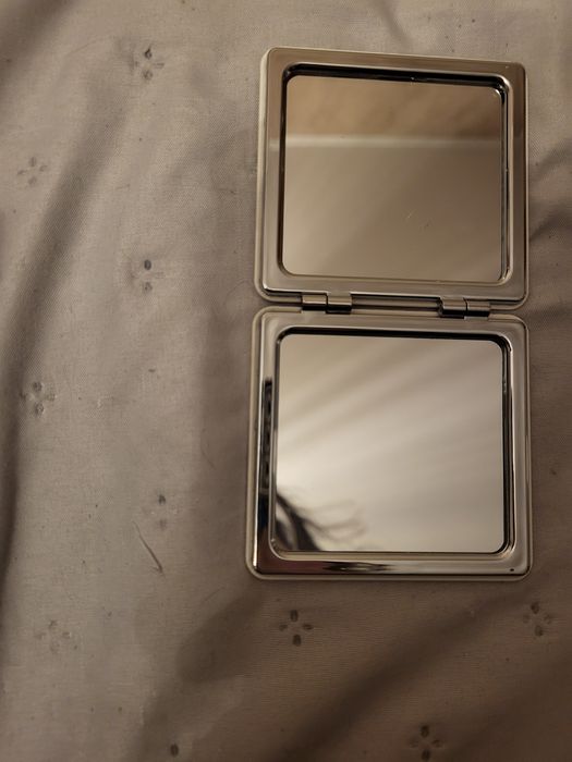 Карманное зеркало с кошкой