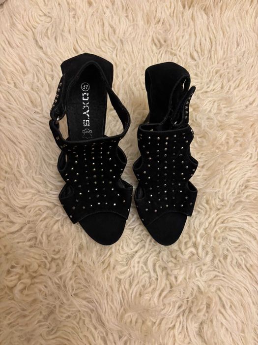 Czarne błyszczące szpilki