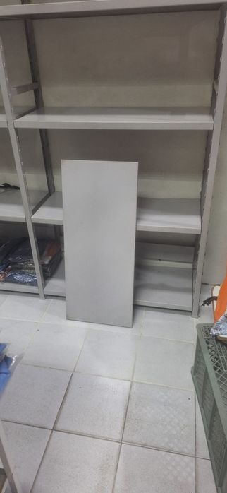 Comjunto de estantes e mesas