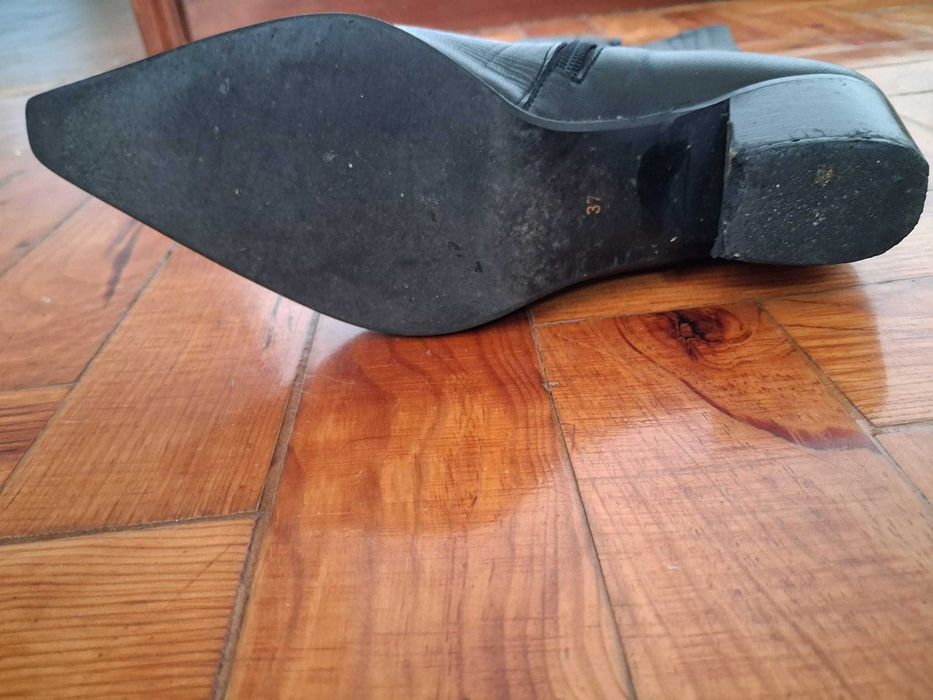 Botas em pele pretas