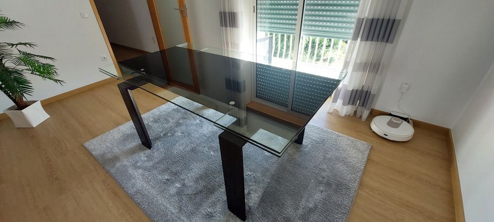 Mesa em vidro e madeira wengue
