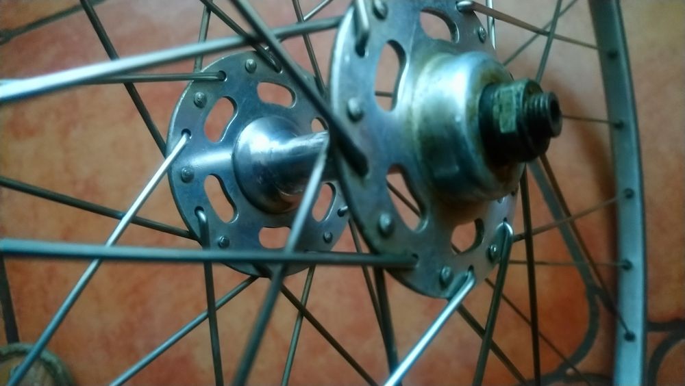 Koło rowerowe szosowe.