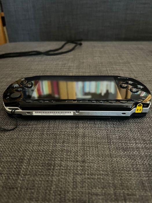 PSP (COMO NOVA) + carregador + bolsa + cartão de memória 1GB + 9 jogos