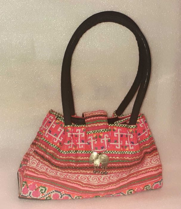 Mala cor de rosa em Tecido