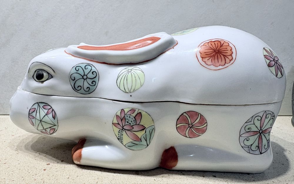 Antiga caixa de incenso japonesa “kogo”de porcelana em forma de coelho