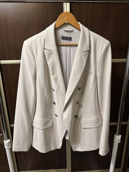 Світлий жіночій піджак