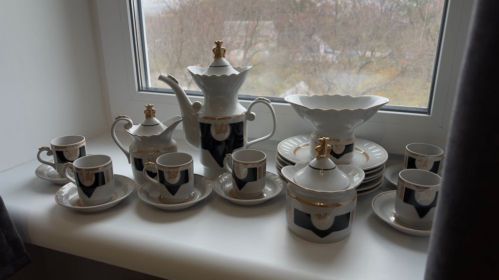 Сервізи, посуд, набори