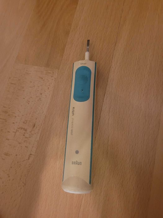 elektryczna szczoteczka Braun Plak Control Ultra i ładowarka, pojemnik