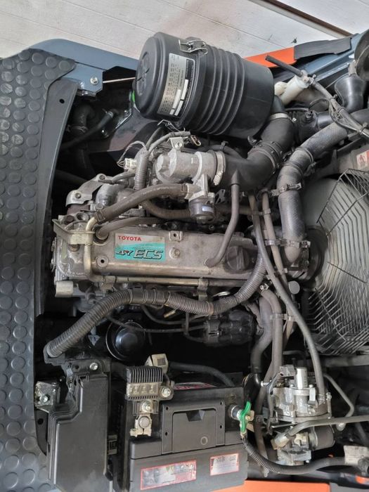 Навантажувач вилковий, газовий 1.5 тонн
 Toyota  02-8FGF15