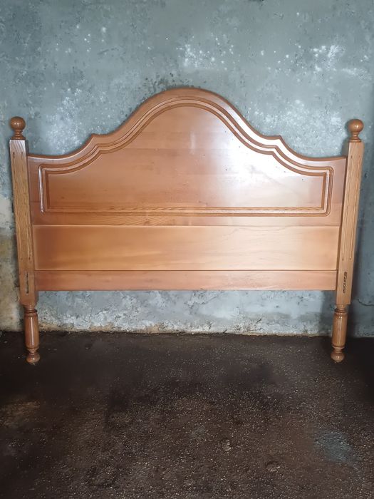 Cama usada com colchão e estrado