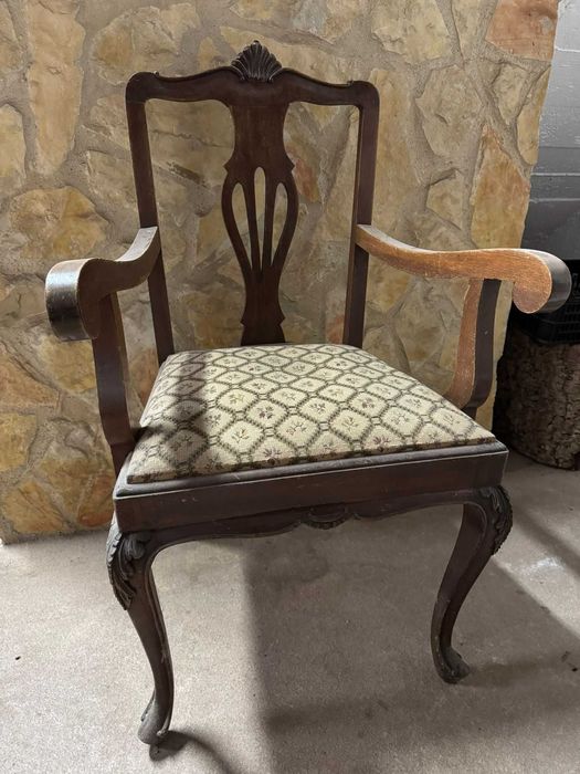 Mobília Antiga em Madeira Maciça