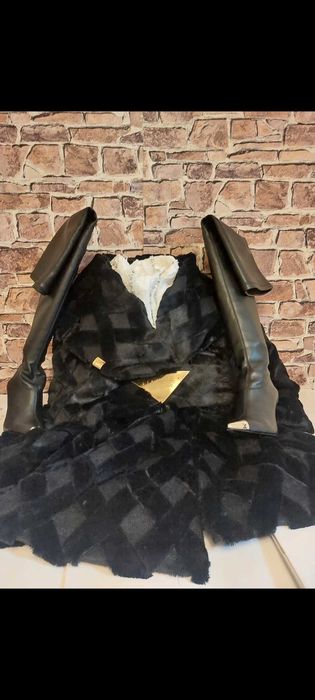 Bardzo elegancki płaszcz o fakturze futerka Marki La Monne