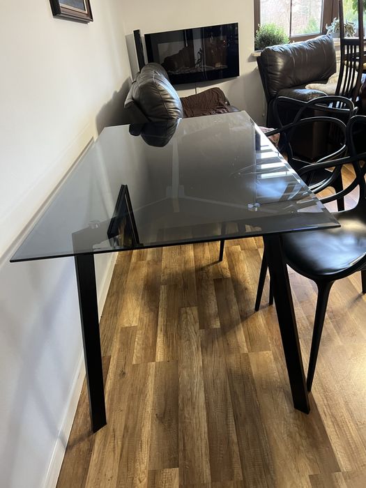 Stol z nlatem scklanum i 3 azurowe mocne czarne krzesla  m