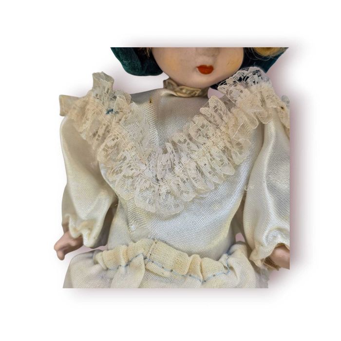Boneca Decorativa Porcelana com Capa em Veludo Verde – 21 cm