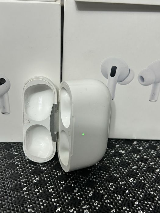 Продам Зарядний кейс AirPods Pro Charging Case (Вживаний)