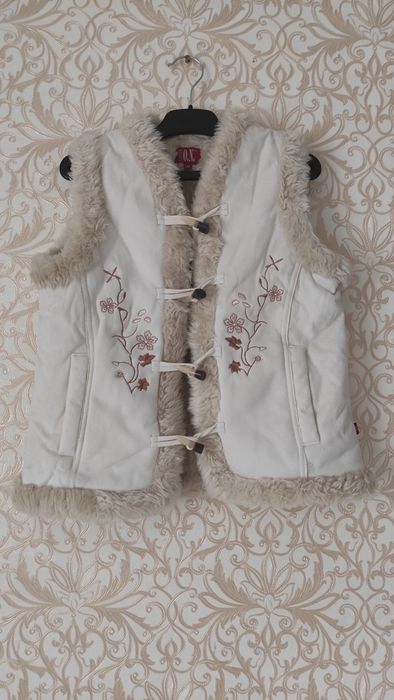 Теплая меховая жилетка на девочку рост 146 см