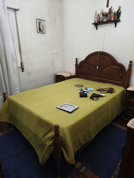 Vende-se Mobília de Quarto (cama + mesas de cabeceira + comuda + armário + espelho)