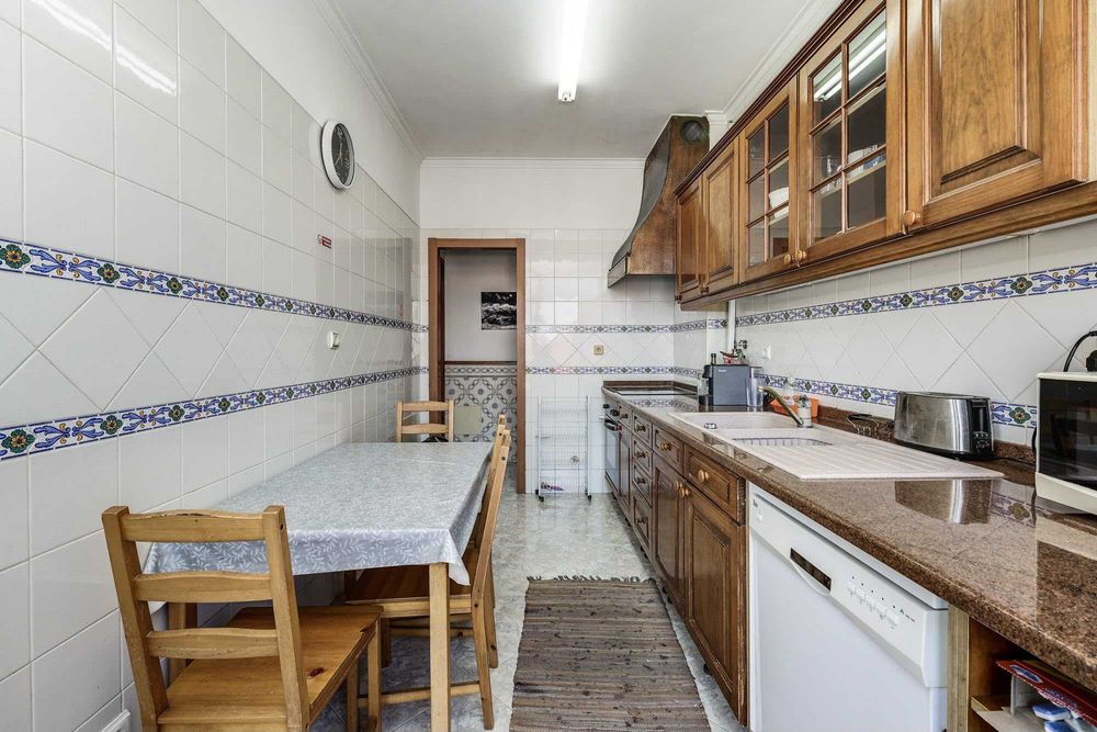 Quartos em T4 mobilado para estudantes | 8 min a pé da NOVA FCT | 2 WC | 105 m²