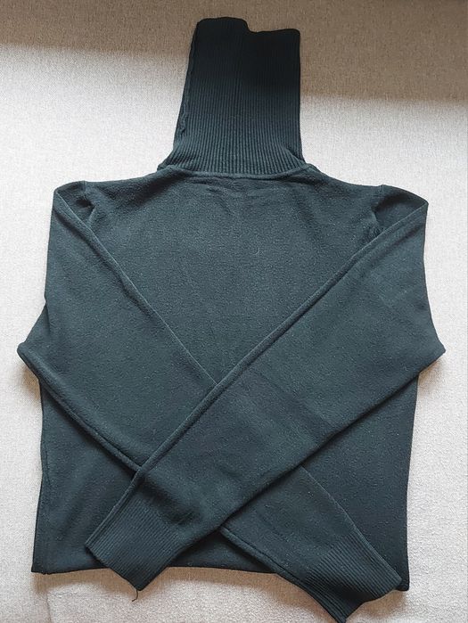 Czarny długi sweter damski z golfem