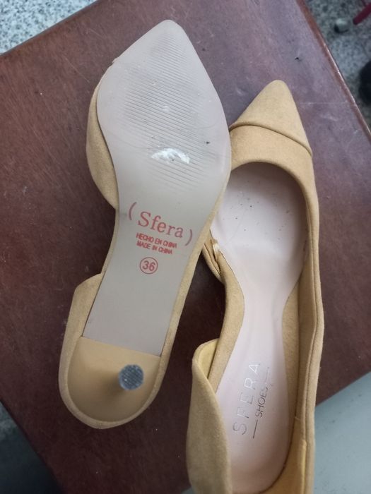 Sapatos novos em camurça amarela