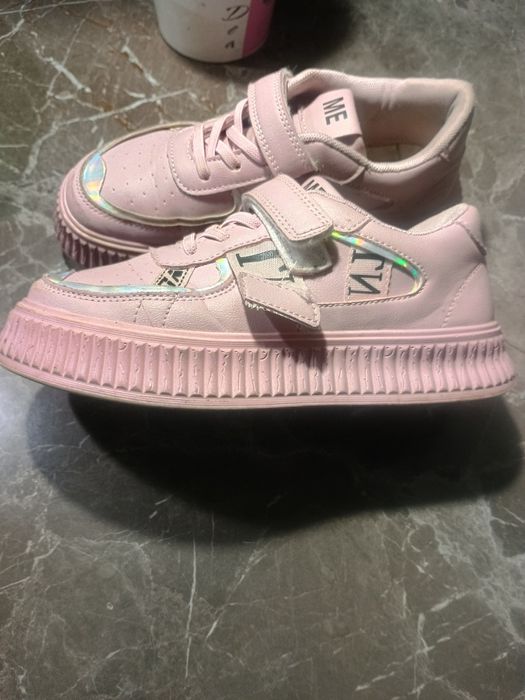 Кроссовки девочке